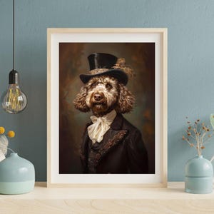 Puede incluir: Una impresión artística enmarcada que muestra el retrato de un perro de pelo rizado con un sombrero de copa negro con una banda decorativa y una corbata blanca. El perro viste un abrigo formal oscuro y texturizado sobre un fondo marrón oscuro.