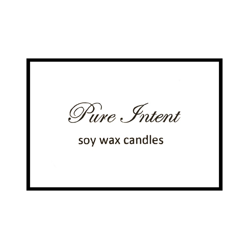 K&ouml;nnte beinhalten: Ein Schwarzwei&szlig;bild eines Logos f&uuml;r eine Kerzenfirma namens "Pure Intent" mit dem Text "soy wax candles" unter dem Logo.