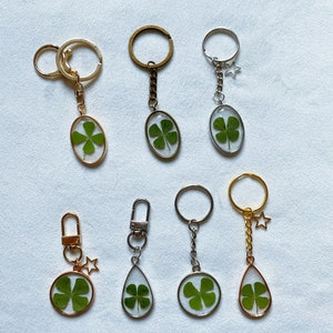 Prawdziwy czterolistny koniczynkowy amulet na szczęście, czterolistny breloczek koniczyny, amulet na szczęście, wisiorek koniczyny, sprasowany kwiat, życzenia na ocieplenie domu, prezent na szczęście