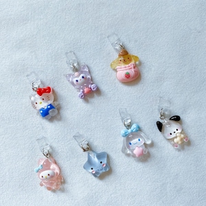 Pode incluir: Oito encantos de personagens coloridos com clipes de pl&aacute;stico transparente. Os encantos apresentam uma variedade de personagens, incluindo um gato, um cachorro, uma estrela e um coelho. Os encantos s&atilde;o perfeitos para adicionar um toque de personalidade &agrave;s suas chaves, bolsas ou outros acess&oacute;rios.