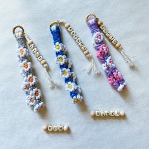 Llavero de flor de macramé, regalo de mamá, llavero boho, cordón de algodón de alta calidad, llavero de pulsera, llavero, correa de billetera, correa de cámara, pulsera de ganchillo,