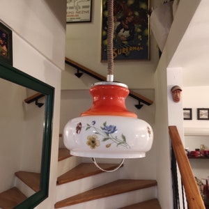 Lámpara colgante vintage con diseño floral: naranja y blanco, años 70