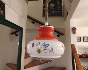 Żyrandol w stylu vintage z motywem kwiatowym: pomarańczowo-biała lampa wisząca z lat 70.