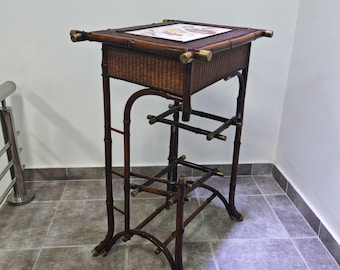 Vintage bamboe bijzettafel met handgeschilderde keramische tegels, chinoiserie-butlerbladstandaard, decor Hollywood Regency