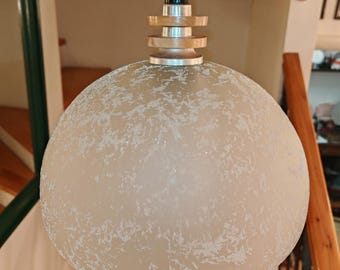 Lampa wisząca z matowego szkła w stylu vintage: lampa MCM w stylu mid-century modern
