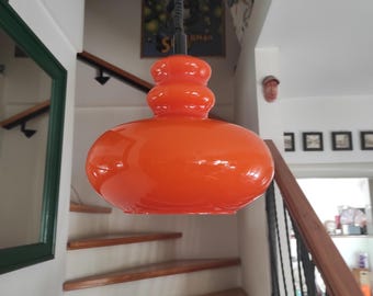 Pomarańczowa lampa wisząca z opalowego szkła: żyrandol w stylu Mid Century Modern