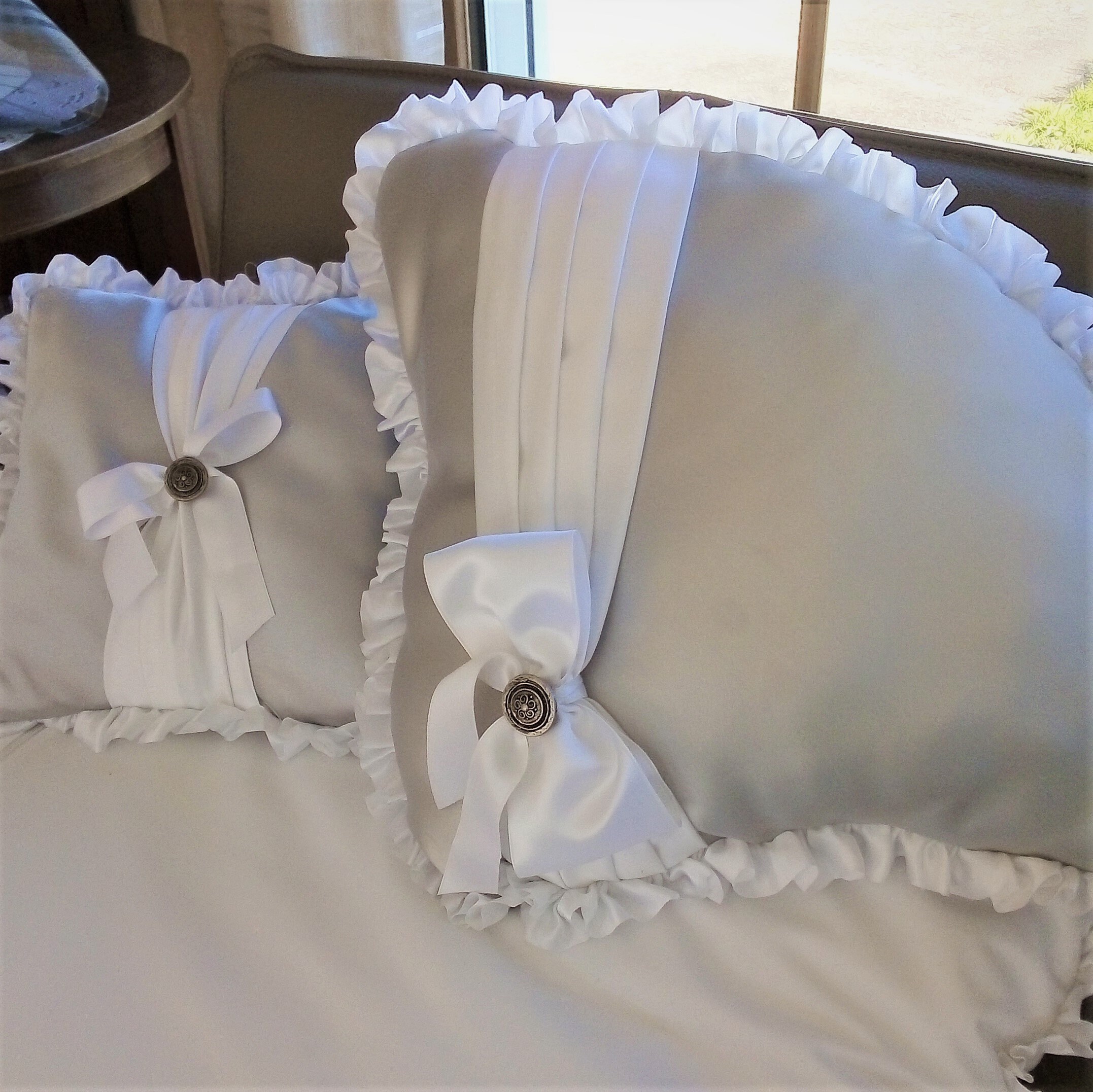 Coussin Satin Gris Blanc Chic