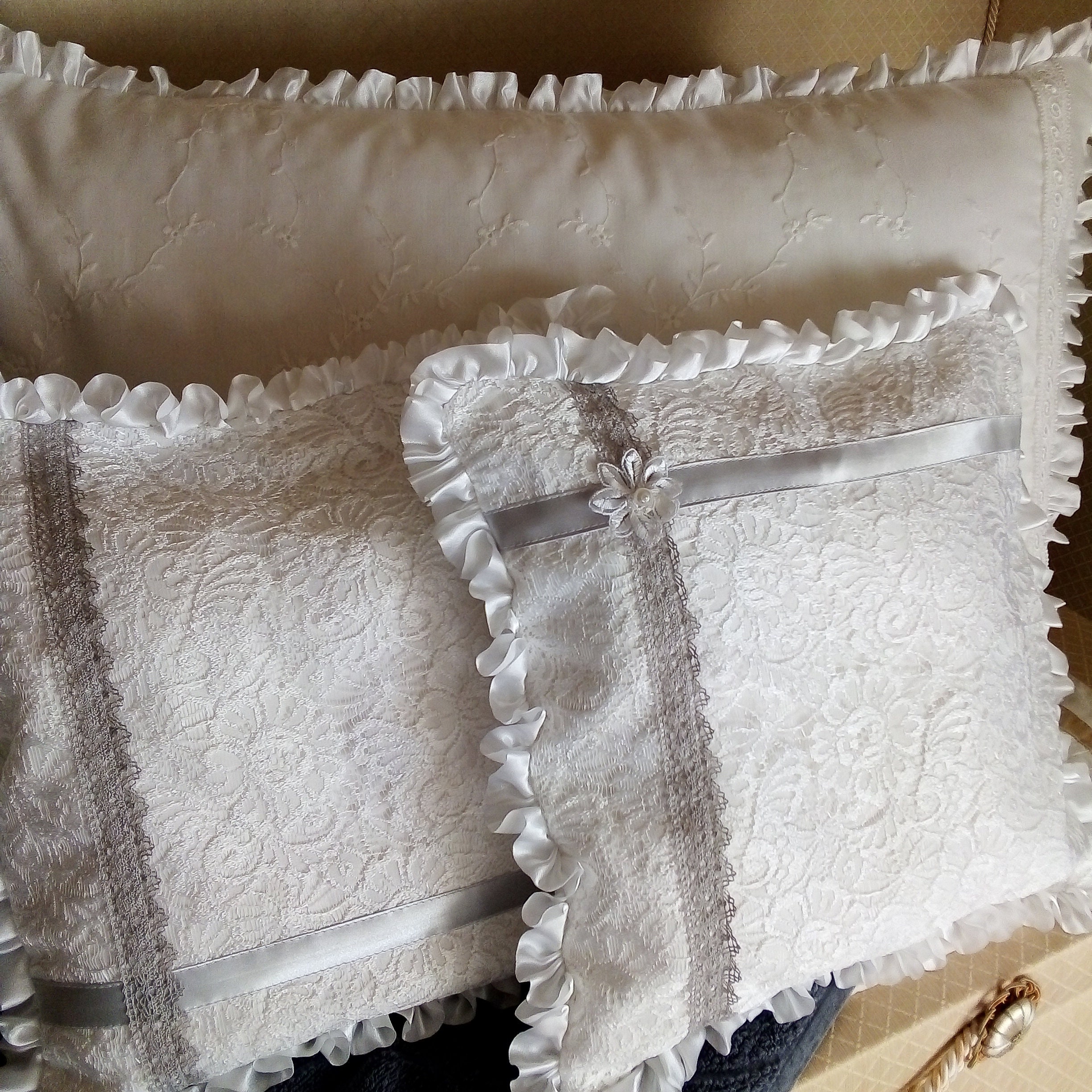 Coussin Dentelle Blanche et Rubans Gris Romantic Shabby