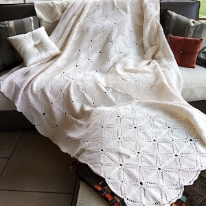 Handmade crochet - bedspread or sofa throw - blanket - plaid - ecru - beige - France