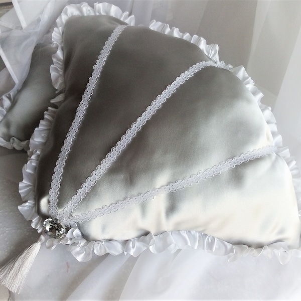 cojín de ventilador - almohada - en mal estado - gris - blanco - decoración romántica