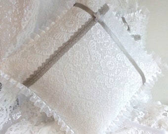 Coussin dentelle blanc et rubans gris  - romantic - décor  shabby -  fête des mères - campagne chic -  qualité -   fabrication france