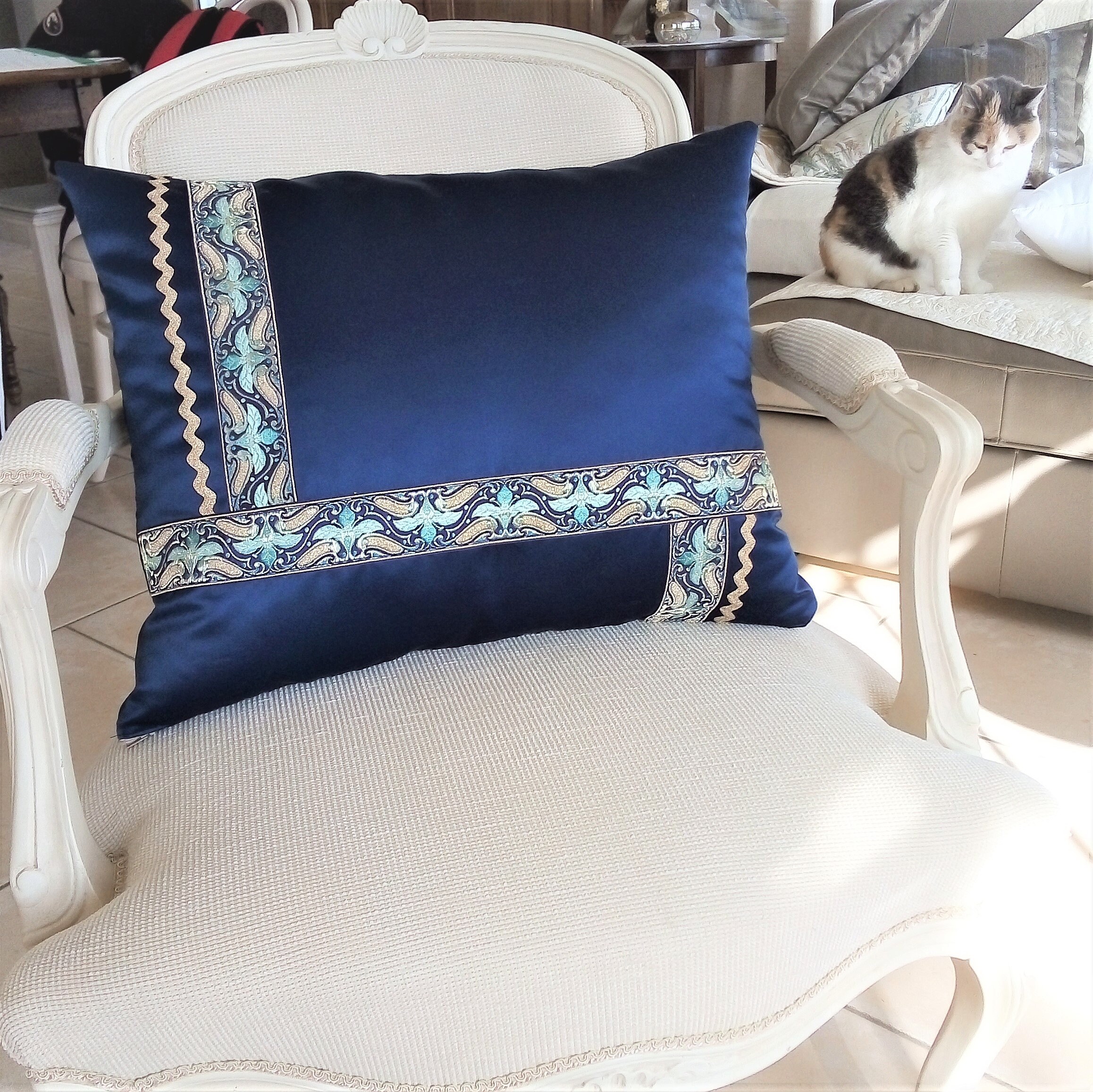 Coussin Chic Décor Satin Marine et Galon Or