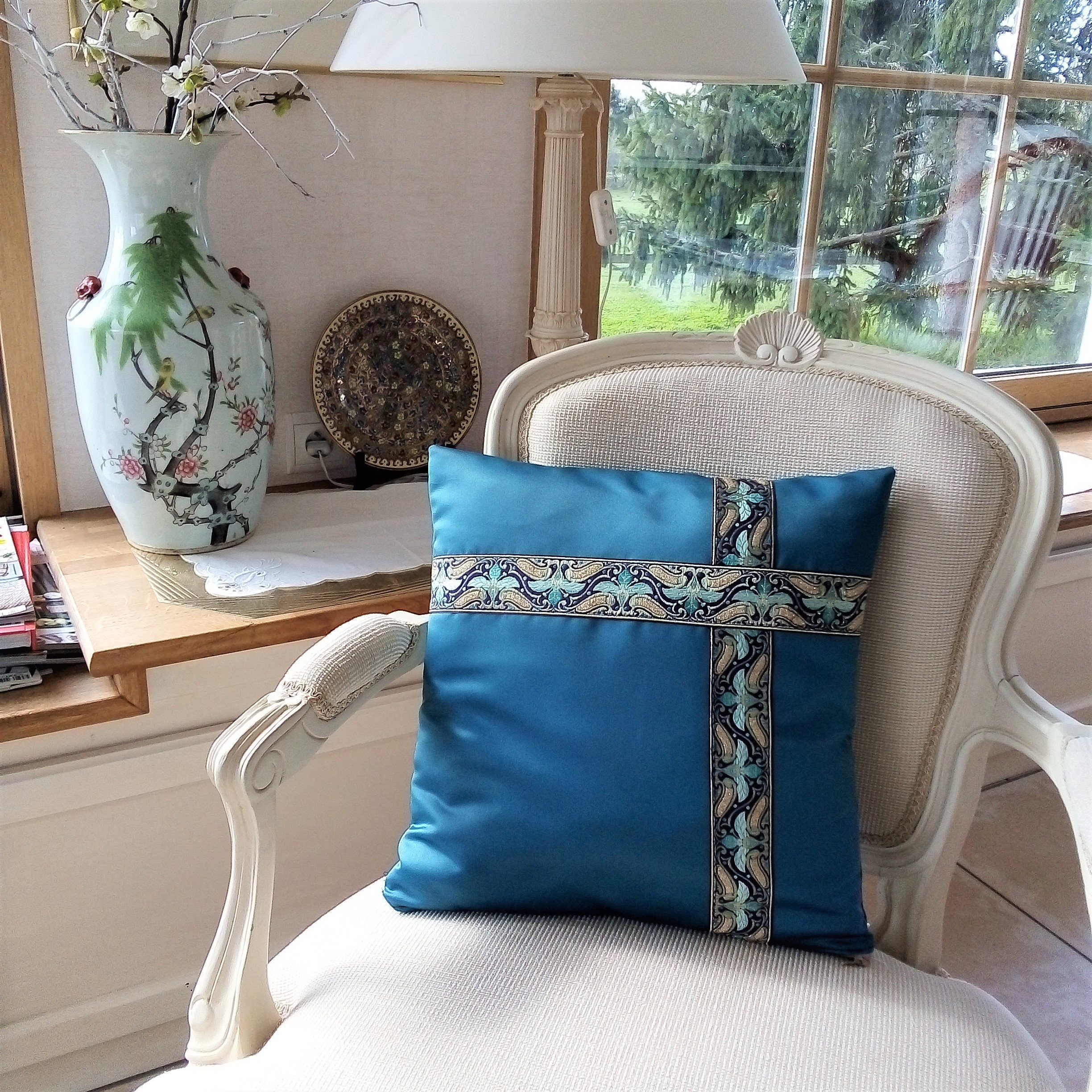 Coussin Housse - Chic- Satin Bleu Pétrole Galon Décor