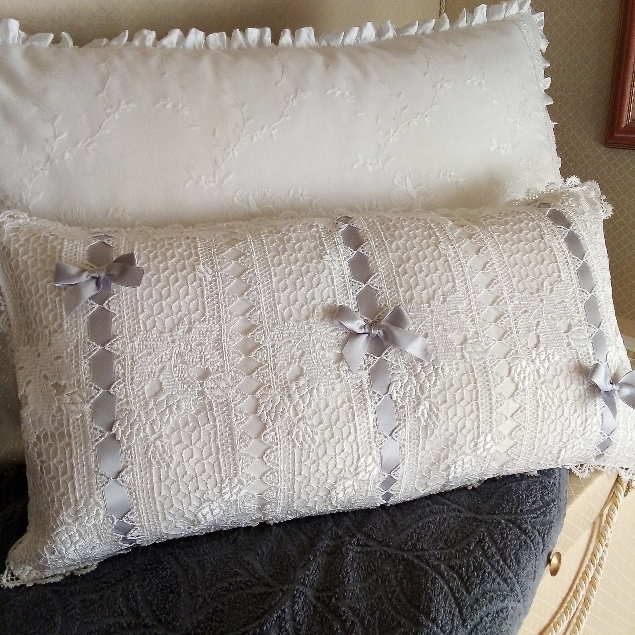 Coussin Dentelle de Qualité Blanc Rubans Gris Shabby Romantic