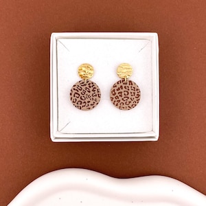 Ohrringe MERA, Leo Muster Braun, aus Polymer Clay, leicht und mittelgroß, goldene strukturierte Oberteile