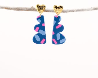 Ohrringe BEGO, Neon Pink Konfetti Muster auf Blau, Herz Oberteil vergoldet, leichte Polymer Clay Statement Ohrringe