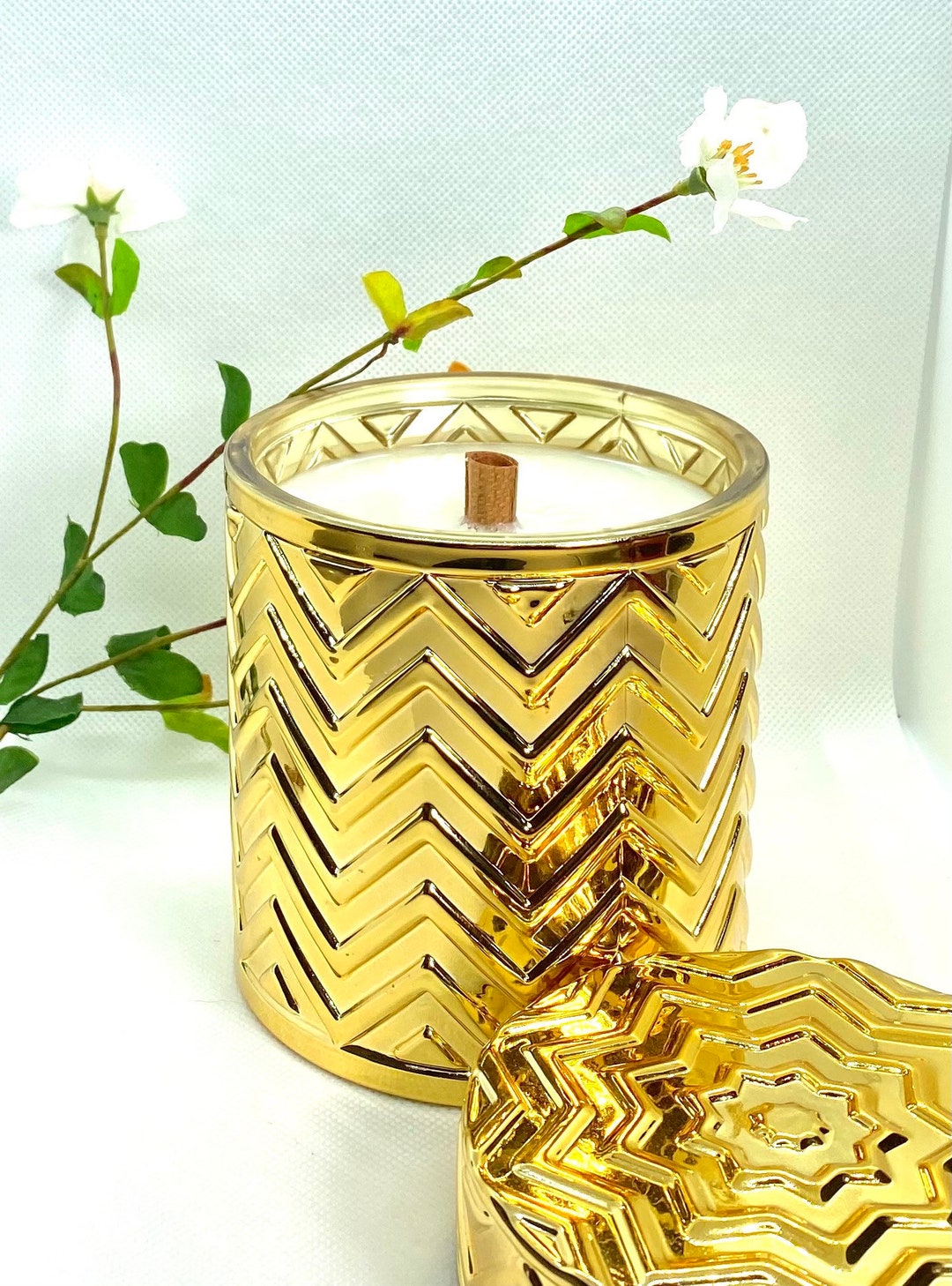 エレガントな大型ゴールドカットガラスの高級ソイキャンドル。18オンス
