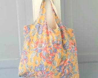 Sac réversible en coton jaune à grosses fleurs et uni crème motifs ananas