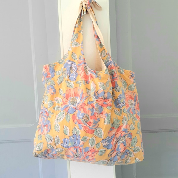 Sac réversible en coton jaune à grosses fleurs et uni crème motifs ananas