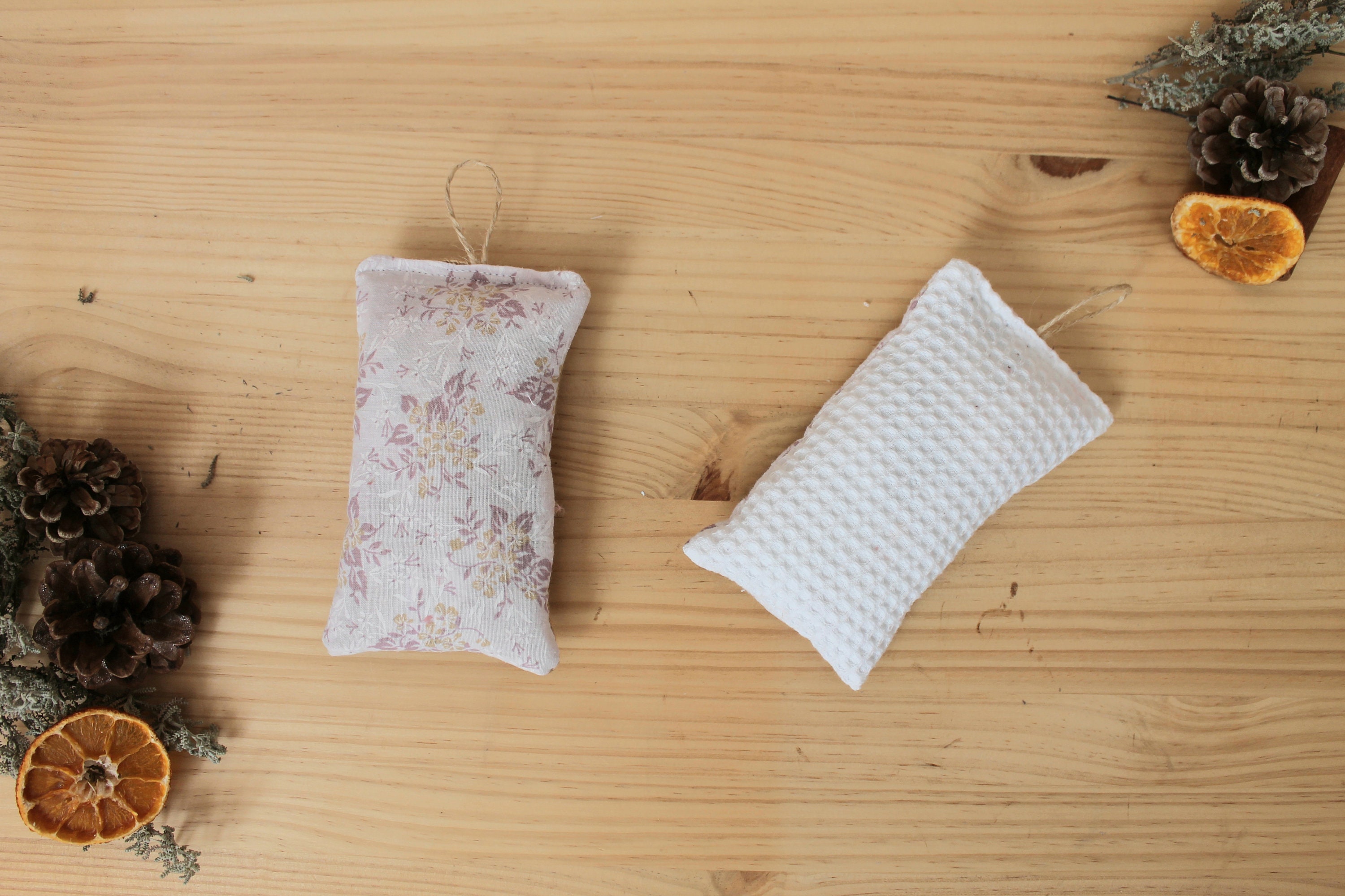 Lot de 2 Éponges Lavables Coton et Toile Jute Blanche Violettes Pâles Fleuries