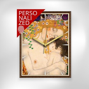 Puede incluir: Un reloj de pared rectangular con una pintura de una madre y un niño en tonos cálidos. El reloj tiene un marco de madera marrón y manecillas doradas. La palabra "PERSONALIZADO" está impresa en una pancarta roja en la esquina superior izquierda.