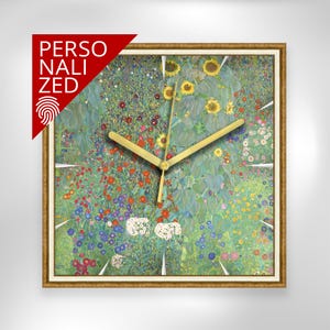 Puede incluir: Reloj de pared cuadrado con marco dorado y diseño de pintura floral. La esfera del reloj presenta una colorida escena de jardín con girasoles y otras flores. Las manecillas doradas indican la hora. La palabra "PERSONALIZED" está impresa en una pancarta roja.