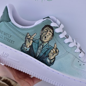 Der Wolf der Wall Street | benutzerdefinierte Schuhe | auf Bestellung | einzigartiges Design | benutzerdefinierte Turnschuhe | Luftwaffe 1 | handbemalte Schuhe | 3-fach weiß