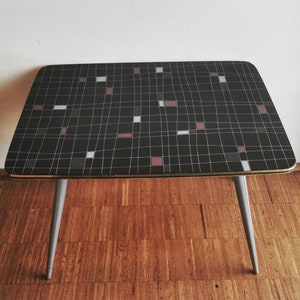Mesa de centro alemana única con tapa de cristal de colores, década de 1960