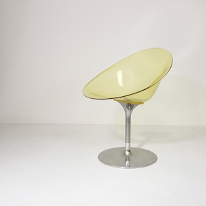 Silla Eros amarilla con base giratoria de aluminio de Philippe Starck para Kartell. Italia.