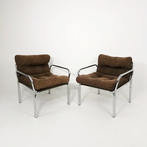 One of tow Bauhaus lounge armchairs in Tublar chrome with velvet upholstery, 1980s