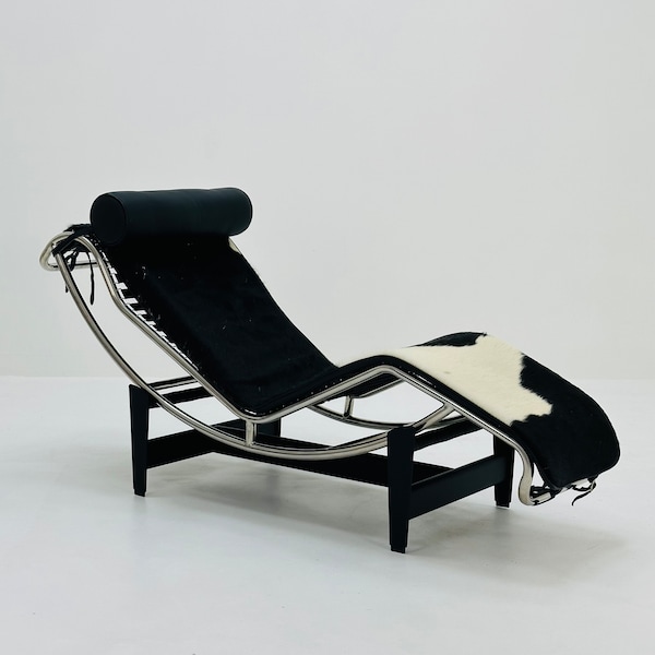 modern style of the Le Corbusier LC4 chaise longue. Designed by Charlotte Perriand, Le Corbusier and Pierre Jeanneret-Gris. Italy