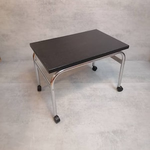 Mesa de centro con ruedas de diseño Bauhaus moderno de mediados de siglo. Italia de los años 80