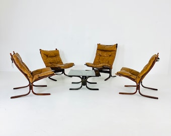 Set of Mid-Century Norwegian Siesta lounge chairs and coffee table by Ingmar Relling for Westnofa 1960s