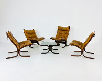 Set of Mid-Century Norwegian Siesta lounge chairs and coffee table by Ingmar Relling for Westnofa 1960s