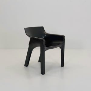 Mid century Gaudi Chair by Vico Magistretti for Artemide, 1970s Italy – Dark Brown Fiberglass,