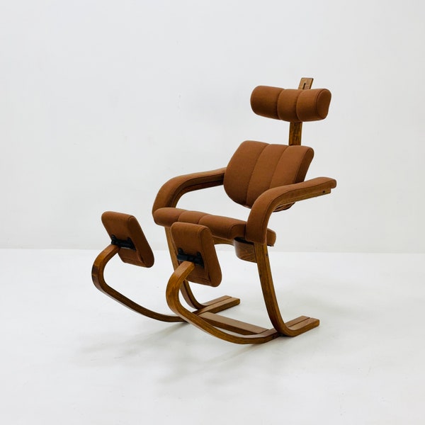 Fauteuil à bascule design Stokke Gravity Due en tissu marron par Peter Opsvik Danemark années 1980