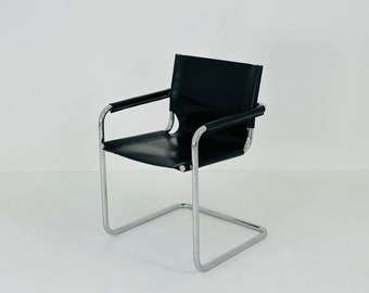 1 sur 2 chaise visiteur design bauhaus cuir noir années 1970