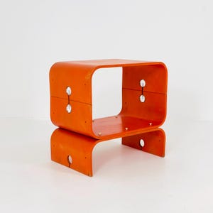 Zeldzame Mid-Century Modern Oranje Gebogen Houten Bartafel – Duitsland jaren 80 – Iconisch Ruimtetijdperk Design
