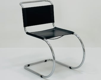 1 av 2 MR10 loungestol i svart läder, designad av Ludwig Mies van der Rohe, Italien på 1980-talet