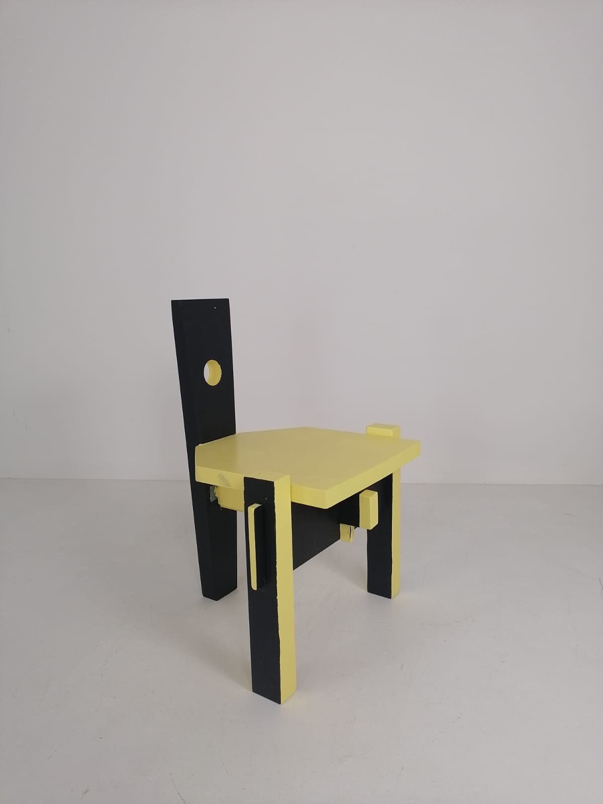 ポストモダン　チェア stoop | Post Modern Chair in Steel and Acrylic