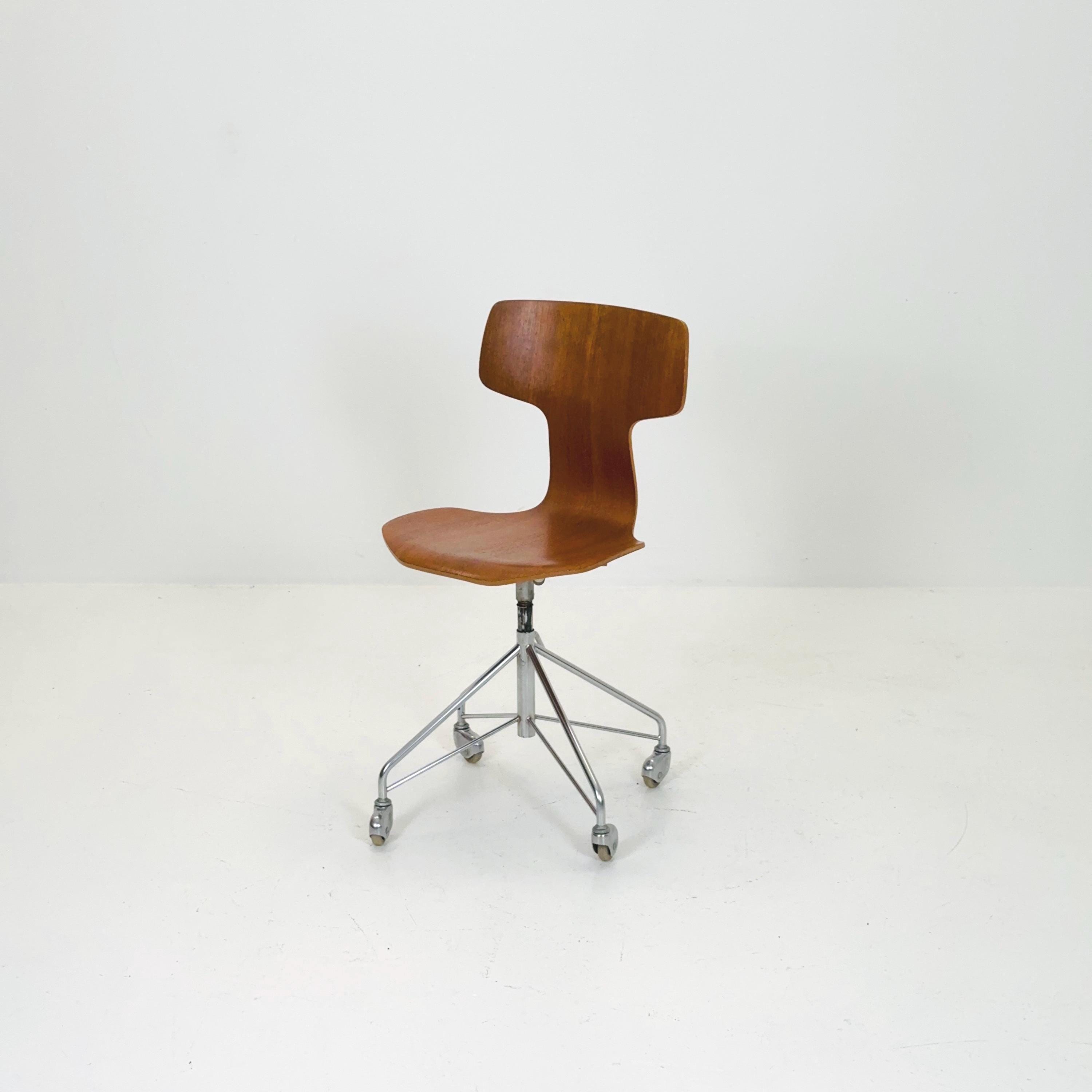 Mid century height adjustable Hammer 3113 desk chair in teak, by Arne Jacobsen for Fritz Hansen, 1960s