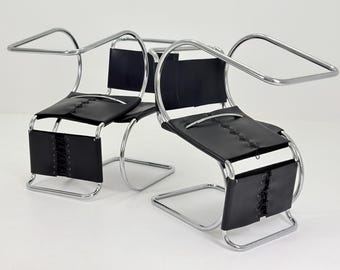 Juego de 4 sillas Bauhaus de estilo moderno de mediados de siglo, Mies van der Rohe MR 10, de cuero negro, década de 1980, Italia.