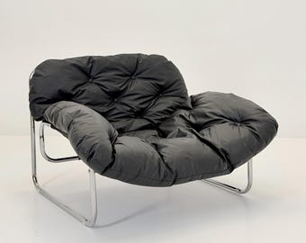 Sillón de estilo de mediados de siglo en piel sintética negra – Sillón tubular cromado de estilo escandinavo moderno