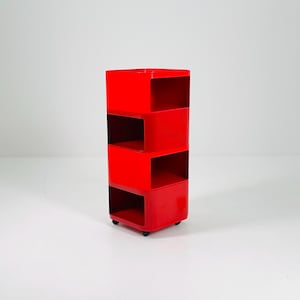 Excepcional carrito de servicio cuadrado rojo Componibili de la era espacial, diseñado por Anna Castelli Ferrieri para Kartell (Italia, década de 1960), modelo 4970.