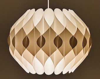 Lampe à suspension Butterfly, conçue en 1968 par le designer danois Lars Schiøler pour Hoyrup Danemark