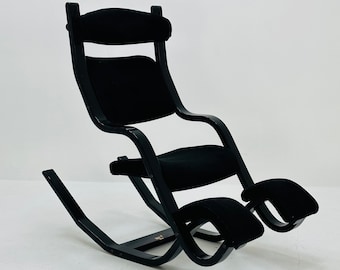 Sillón mecedor Gravity de tela negra de mediados de siglo, diseñado por Peter Opsvik para Stokke, década de 1980.