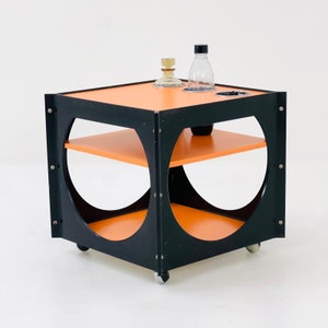 Ruimtetijdperk Oranje en zwarte Vintage Plastic Bar Cart/trolley gemaakt in Duitsland jaren 70