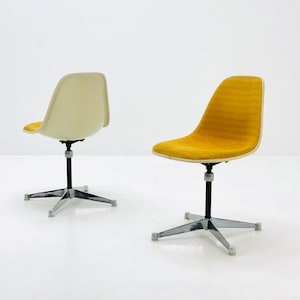 1 of  2 Space Age swivel chairs by Charles & Ray Eames for Herman Miller 1970s