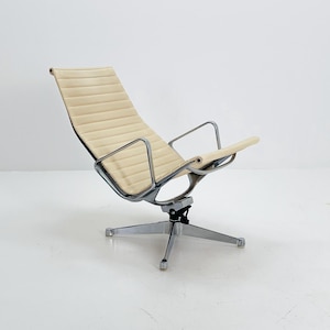 Fauteuil lounge en aluminium EA 124 de Charles & Ray Eames, milieu du siècle, cuir crème, Herman Miller, États-Unis, années 1980