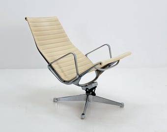 Peut inclure: Un fauteuil de salon moderne de couleur crème, avec un dossier et une assise côtelés. Le fauteuil est doté d'une structure et d'accoudoirs chromés, ainsi que d'un piètement à cinq branches. Conçu pour le confort et le style.